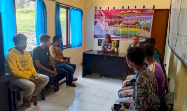 Jumat-Curhat-Pekan-Ini:-Kapolsek-Cibal-dan-Kaum-Pemuda-Desa-Gapong-Bicarakan-Keamanan