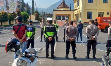 Kanit-SPKT-pimpin-Serah-Terima-Tugas-Piket-di-Mako-Polres-Manggarai-untuk-Tingkatkan-Kesiapsiagaan