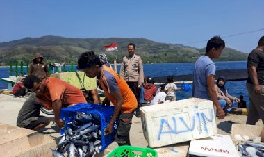 Kasubnit-Bimas-Air-Sat-Polairud-Polres-Manggarai-Sambangi-Nelayan-di-Pelabuhan-Reo-Kedindi