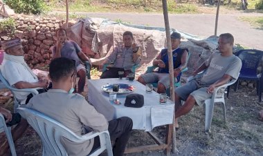 Patroli-Dialogis-dan-Sambang-Bhabinkamtibmas-Himbau-Warga-di-Kampung-Longos,-Desa-Bea-Kondo,-Kecamatan-Satarmese-Barat-Waspada-TPPO.