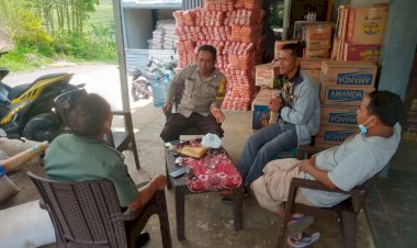 Sinergitas-Petugas-Bhabinkamtibmas-dan-Babinsa-dalam-Patroli-Dialogis-di-Kampung-Wae-Ka,-Desa-Bangka-Lelak