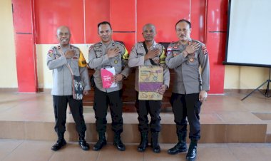ANEV-Bhabinkamtibmas-di-Aula-Polres-Manggarai-:-Wakapolres-Manggarai-serahkan-Reward-bagi-Bhabinkamtibmas-berprestasi.