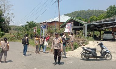Bhabinkamtibmas-Kec.-Satar-Mese-Barat---Melaksanakan-Pengamanan-Penertiban-Alat-Peraga-Kampanye