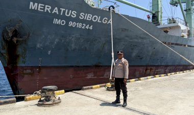 Pengamanan-Aktifitas-Bongkar-Muat-di-Pelabuhan-Laut-Kelas-II-Reo-Berlangsung-Lancar