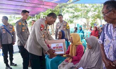 Kapolda-NTT-Berikan-Bantuan-Sosial-kepada-100-KK-di-Kecamatan-Kota-Waingapu.-
