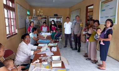 Bhabinkamtibmas-Kecamatan-Langke-Rembong-Pantau-Giat-Posyandu-dan-Sosialisasikan-Pencegahan-Berbagai-Tindak-Pidana