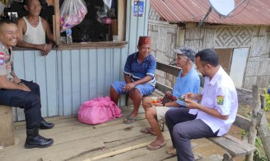 Bhabinkamtibmas-Adrianus-G-Suman-Mendukung-Program-Vaksinasi-Rabies-dan-Sampaikan-Himbauan-Kamtibmas