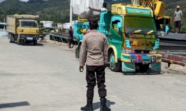 KP3-Laut-Reo-Lakukan-Pengamanan-Aktivitas-Bongkar-Muat-di-Pelabuhan-Laut-Kelas-II-Reo