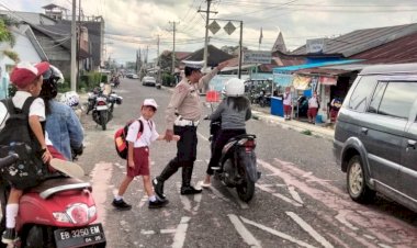 Satuan-Lantas-Polres-Manggarai-Berikan-Rasa-Aman-pada-Pejalan-Kaki-di-Ruteng