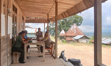 Bhabinkamtibmas-Sambangi-Warga-Jelang-Pemilu-2024-di-Ruteng,-Manggarai