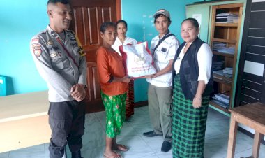 Salurkan-Bantuan-Sembako-di-Kelurahan-Karot,-Bhabinkamtibmas-Himbau-Warga-Waspada-TPPO.