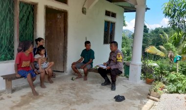 Bhabinkamtibmas-Aipda-Kornelius-Jemarus-Sambangi-warga-binaan-di-Kampung-Rongkam,-Desa-Bangka-Ruang