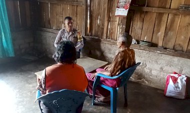 Bhabinkamtibmas-Kecamatan-Ruteng-Salurkan-Bantuan-Sosial-Presiden-RI-dan-Sampaikan-Himbauan-Pemilu-Damai-dan-Pencegahan-TPPO