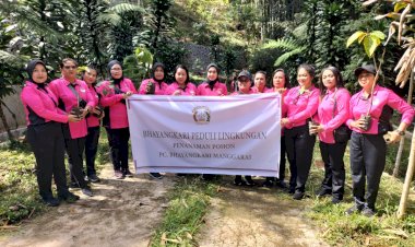 Peduli-Lingkungan-:-Bhayangkari-Cabang-Polres-Manggarai-Laksanakan-Penanaman-Pohon-di-Mata-Air-Wae-Decer