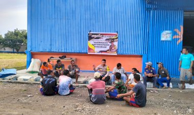 Jumat-Curhat:-Kapolsek-Reo-Tanggapi-Keluhan-Warga-di-Kelurahan-Mata-Air,-Kecamatan-Reok