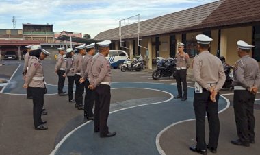 Kasat-Lantas-Polres-Manggarai-Memimpin-Apel-Pagi-untuk-Peningkatan-Keamanan-Lalu-Lintas-di-Ruteng.