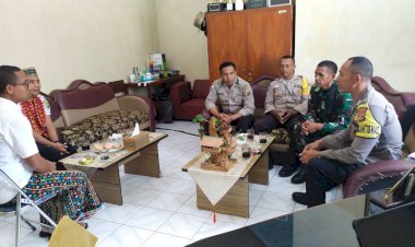 Kanit-Bintibmas-dan-Bhabinkamtibmas-Kecamatan-Langke-Rembong-lakukan-Sambang-di-Kantor-Camat-Langke-Rembong,-Sampaikan-Himbauan-Kamtibmas
