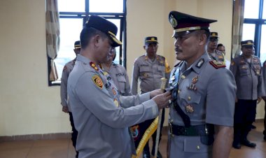 Kapolres-Manggarai-pimpin-Upacara-Pelantikan-Kabag-SDM-dan-Serah-Terima-Jabatan-Kasat-Binmas-Polres-Manggarai