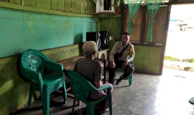 Bhabinkamtibmas-Kecamatan-Cibal-Barat,-Resor-Manggarai,-Brigpol-Bonaventura-Laba-Sambangi-Warga-di-Desa-Bere