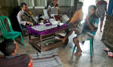 Bripka-Stanislaus-K.-Tandi-Bhabinkamtibmas-Kecamatan-Reok-barat-Ajak-Tokoh-Muda-Repu,-Desa-Torong-Koe-Diskusi-Kamtibmas