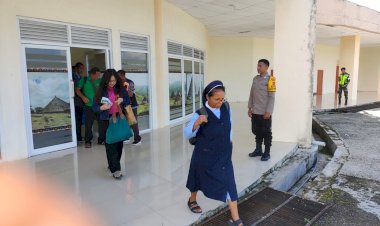 KP3-Udara-Frans-Sales-Lega-Ruteng-Melakukan-Pengamanan-Pesawat-Penumpang-SUSI-AIR