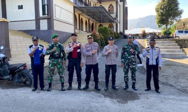 Personil-Polres-Manggarai-Lakukan-Pengamanan-Misa-Tahun-Baru-di-Gereja-Gereja-Kabupaten-Manggarai