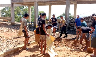 Bhabinkamtibmas-Kecamatan-Wae-Ri,-i,-Kabupaten-Manggarai,-Bripka-Selestinus-Soro,-Aktif-Lakukan-Giat-Patroli-dan-Sosialisasi-Kamtibmas