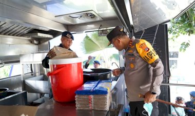 Brimob-Polda-NTT-Sediakan-Dapur-Lapangan-untuk-Korban-Erupsi-Gunung-Lewotobi.-