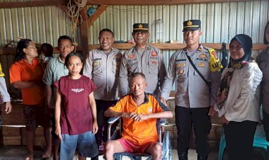 Peduli-Kasih:-Kapolres-Manggarai-Bantu-Penyandang-Disabilitas-dengan-Pemberian-Kursi-Roda
