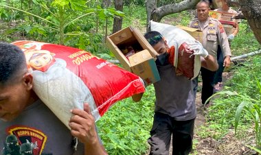 Polres-Flotim-Beri-Bantuan-Sosial-untuk-Pengungsi-Mandiri-di-Kebun-Desa-Konga.-