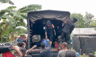 Tim-SAR-Brimob-Polda-NTT-Evakuasi-Warga-Korban-Erupsi-Gunung-Lewotobi-di-Desa-Riang-Rita.-