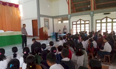 POLICE-GOES-TO-SCHOOL-:-SAT.-LANTAS-POLRES-MANGGARAI-DI-SMPN-11-RUTENG