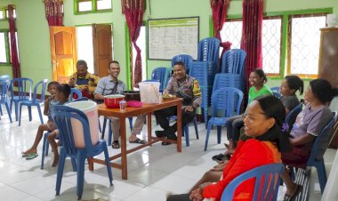 Bripka-Adrianus-G-Suman-Bhabinkamtibmas-Ajak-Masyarakat-Compang-Ndehes-Jaga-Sitkamtibmas-Jelang-Pemilu-dan-Waspada-di-Musim-Hujan