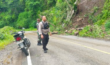 Bhabinkamtibmas-dan-Babinsa-Pantau-Dampak-Longsor-di-Jalan-Reo-Ruteng,-Desa-Kentol