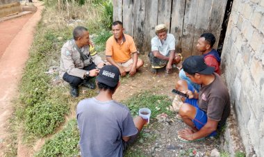 Bhabinkamtibmas-Sosialisasikan-Kamtibmas-dan-Himbauan-Kapolres-Manggarai-di-Desa-Satar-Ngkeling
