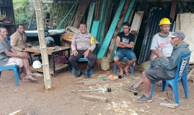 Himbauan-Pemilu-Damai-:-Bripka-Fransiskus-Xaverius-Narsi-Janggur-Melakukan-Patroli-di-Desa-Cumbi