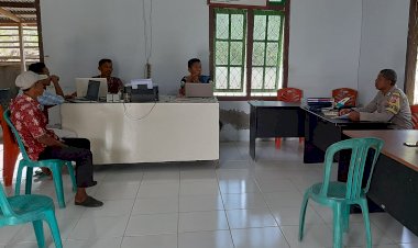 Bripka-Semris-Bell,-Bhabinkamtibmas-Kecamatan-Reok-Barat,-Koordinasi-dengan-Desa-Paralando-untuk-Pemeliharaan-Kamtibmas