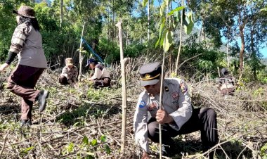 Peduli-Lingkungan-dan-Kelestarian-Alam-:-Personil-Polres-Manggarai-Berpartisipasi-dalam-Penanaman-Pohon-Serentak