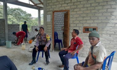 Patroli-dan-Sambang-Bhabinkamtibmas-Aipda-Kornelius-Jemarus-di-Desa-Benteng-Tubi,-Kecamatan-Rahong-Utara