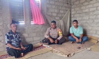 Bhabinkamtibmas-Sosialisasi-Pemilu-Damai-dan-Waspada-Bencana-Alam-di-Satarmese-Barat