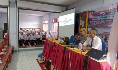 Police-Goes-To-School-Sosialisasi-UU-No.-22-Thn-2009-tentang-LLAJ-di-SMK-Swakarsa-Ruteng.