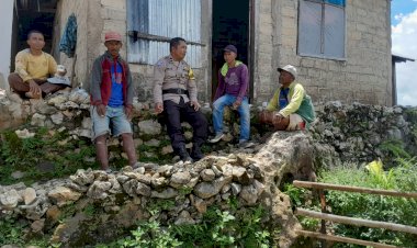 Bhabinkamtibmas-Sosialisasikan-Pencegahan-Kejahatan-dan-Himbauan-Pemilu-Damai-di-Benteng-Tubi