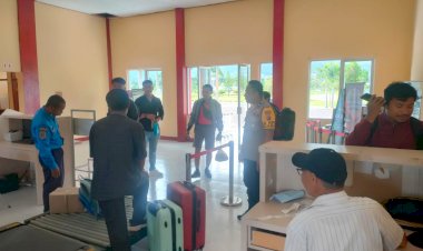 Pengamanan-Pesawat-Penumpang-SUSI-AIR-C208B-di-Bandara-Frans-Sales-Lega-Ruteng