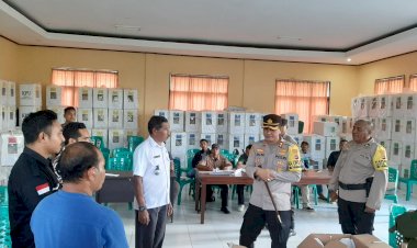 Operasi-Mantap-Brata:-Kapolres-Manggarai-Memeriksa-Kesiapan-Pengamanan-di-Kecamatan-Satar-Mese-Utara