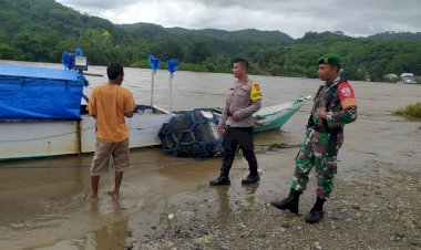 Kapolsek-Reo-Pantau-Situasi-Daerah-Rawan-Banjir-di-Wilayah-Kecamatan-Reok