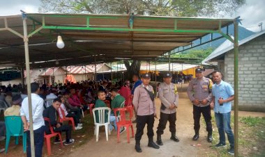 Kapospol-Lelak-dan-Bhabinkamtibmas-Lakukan-Pengamanan-Perayaan-Misa-Sulung.