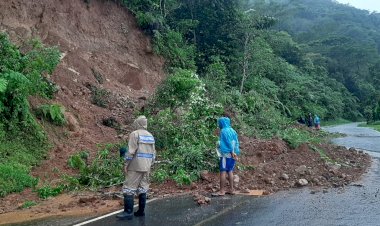 Bhabinkamtibmas-Bersama-Warga-Bersihkan-Tanah-Longsor-di-Jalur-Ruteng-Reo