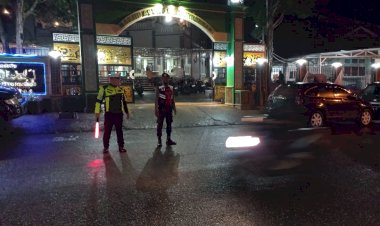 Personel-Polres-Manggarai-Amankan-Pelaksanaan-Pengamanan-Sholat-Tarawih-di-Masjid-Agung-Baiturahman-dan-Masjid-Jihadul-Ukhrah-Ruteng