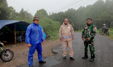 Polsek-satar-Mese-Lakukan-Pengamanan-jalur-Ruteng-Iteng-yang-Macet-akibat-Kecelakaan-Tertimpa-Tiang-Listrik