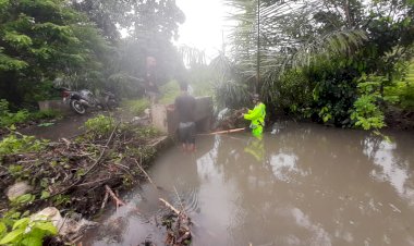 Bripka-Stanislaus-K.Tandi-Bersama-Warga-Bersihkan-Gorong-Gorong-Tersumbat-di-Reok-Barat
